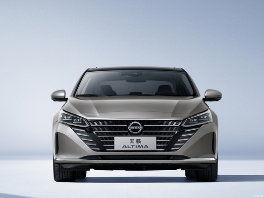 Automóvil de pasajeros de gasolina con suspensión trasera de múltiples enlaces equipado con Dongfeng Nissan Teana Sedan