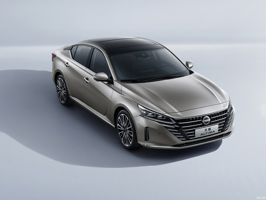 Automóvil de pasajeros de gasolina con suspensión trasera de múltiples enlaces equipado con Dongfeng Nissan Teana Sedan
